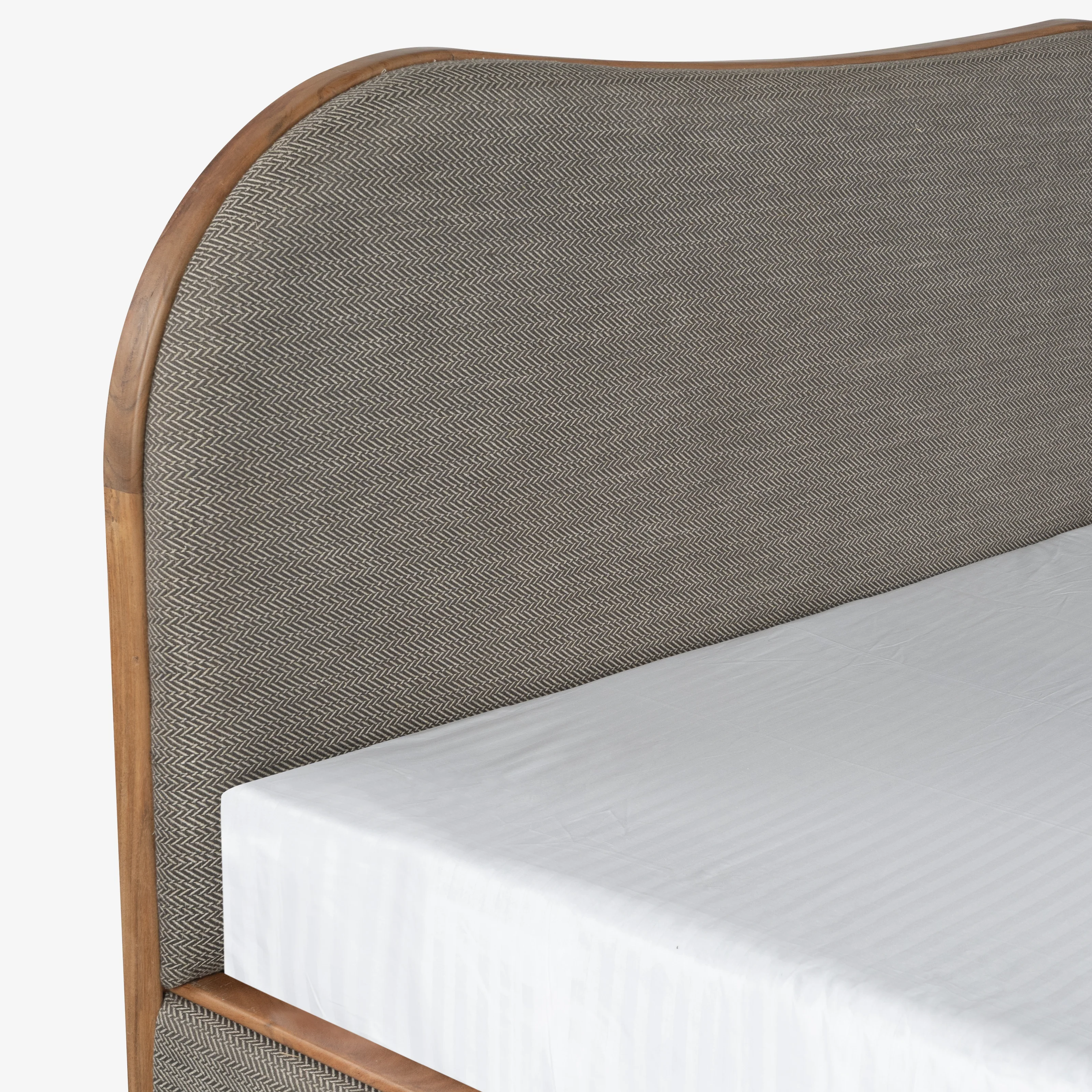 Le Dame Upholstered Queen Size Bed - Image 6