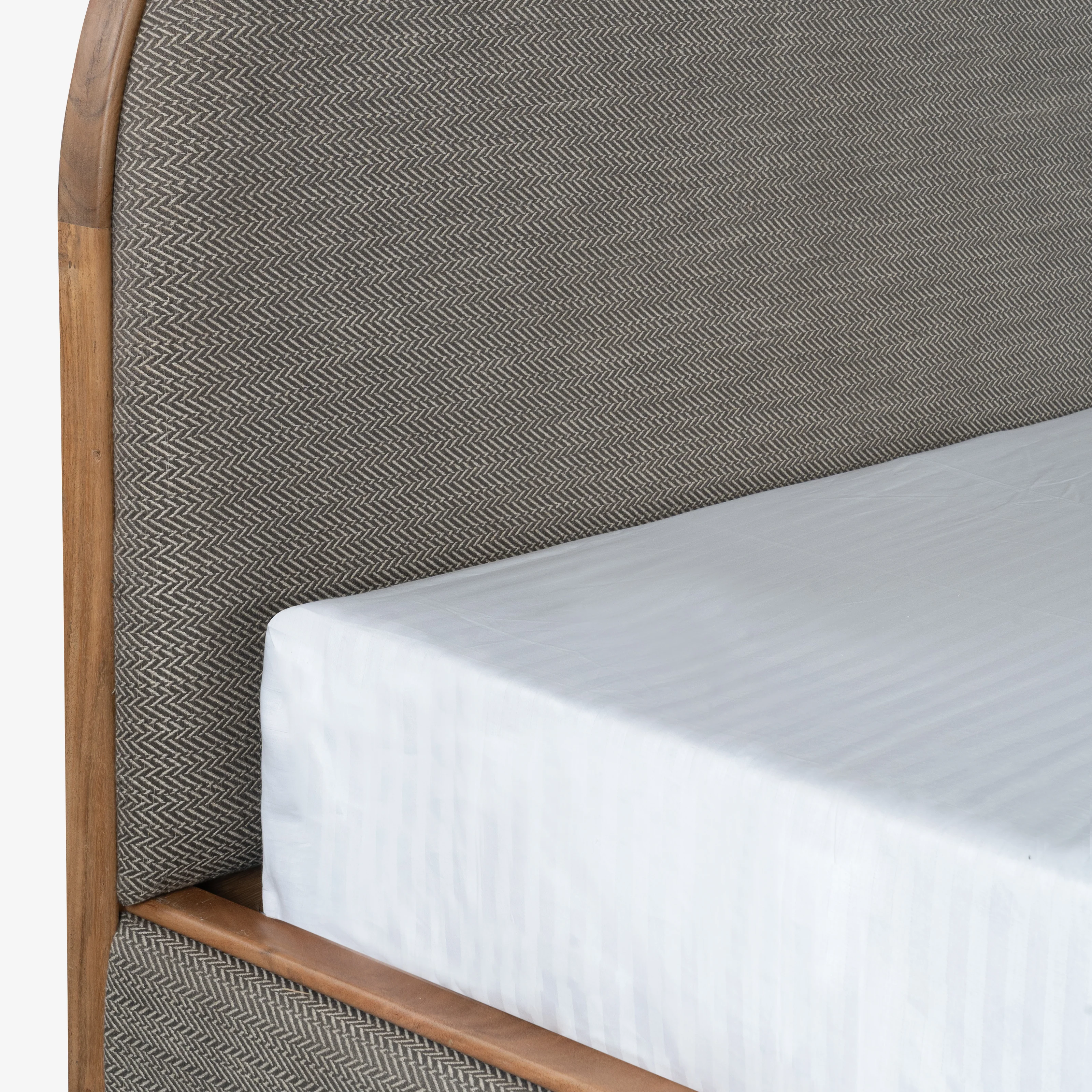 Le Dame Upholstered Queen Size Bed - Image 7