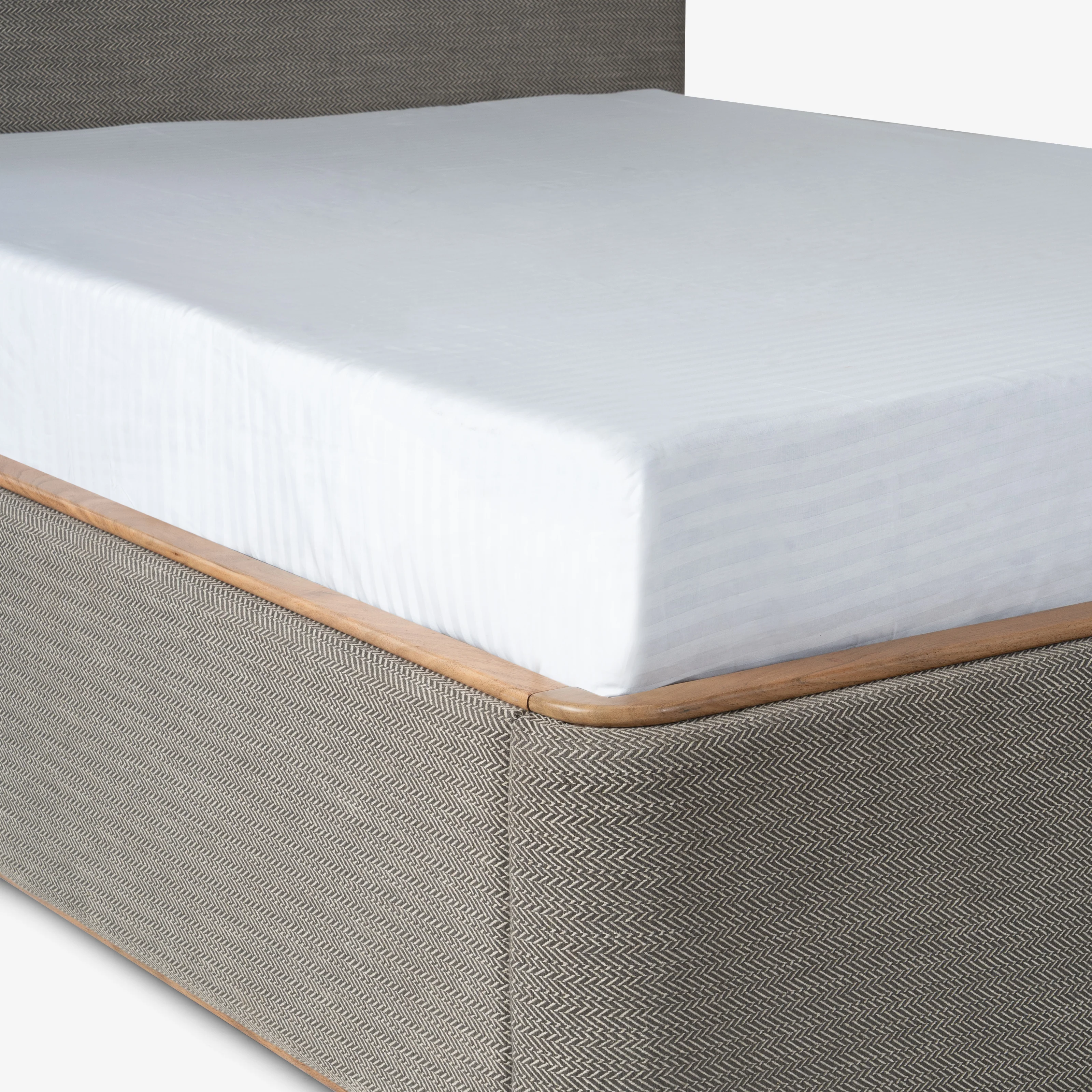 Le Dame Upholstered Queen Size Bed - Image 8